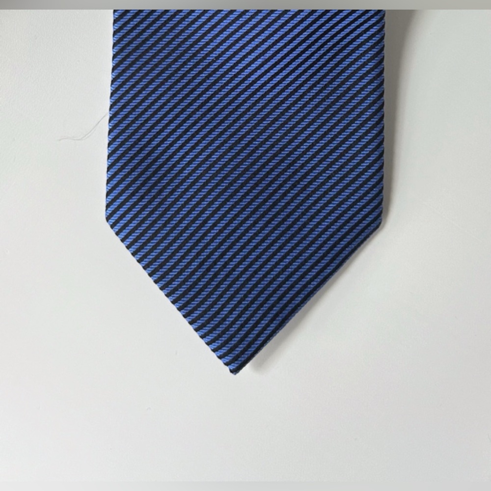 BCBG attitude men’s hundred percent silk necktie, blue and black stripes